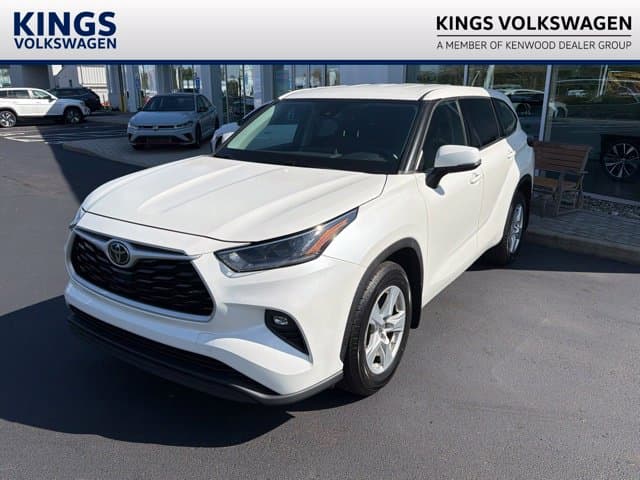 2021 Toyota Highlander LE — photo 1 of 26