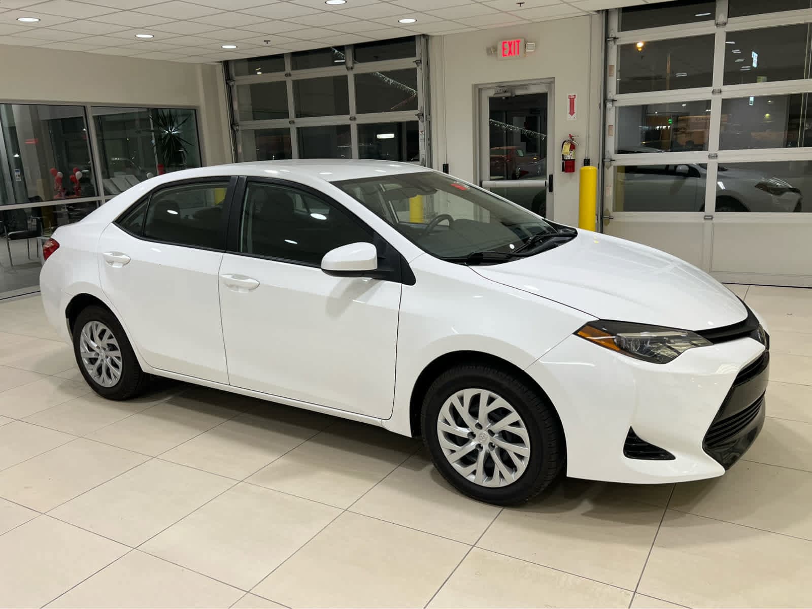 2019 Toyota Corolla LE — photo 1 of 17