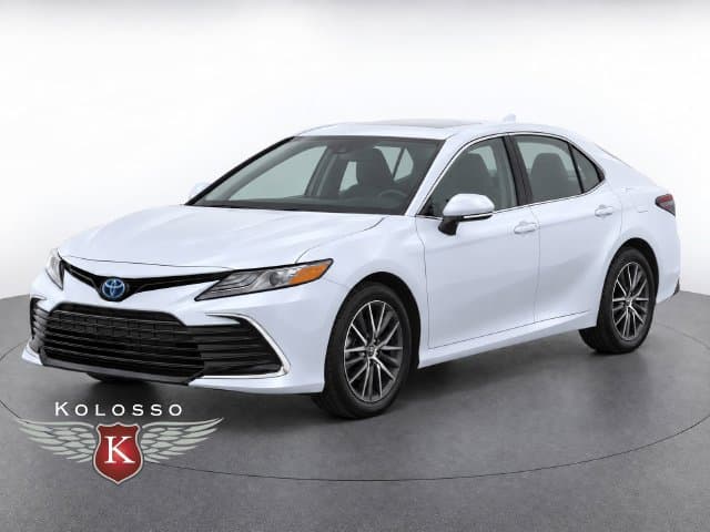2022 Toyota Camry Hybrid XLE — photo 1 of 12