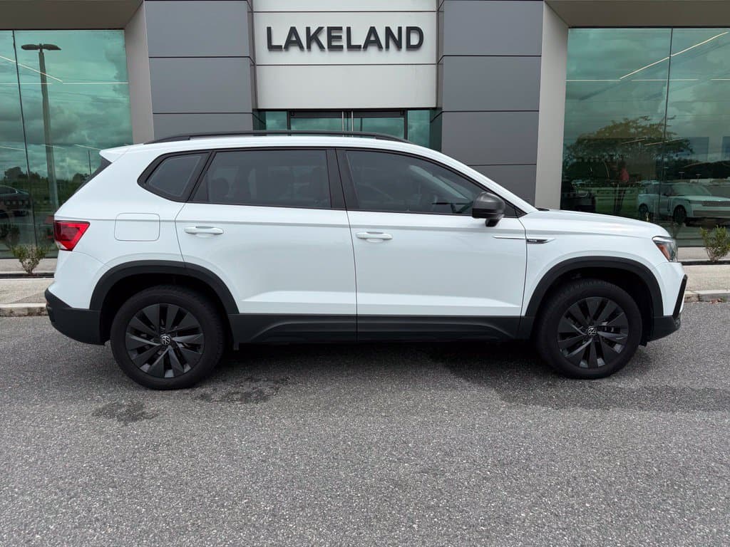 2022 Volkswagen Taos Base — photo 1 of 8