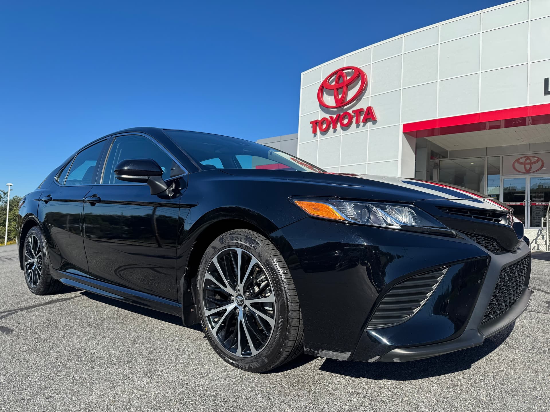 2019 Toyota Camry SE — photo 1 of 31