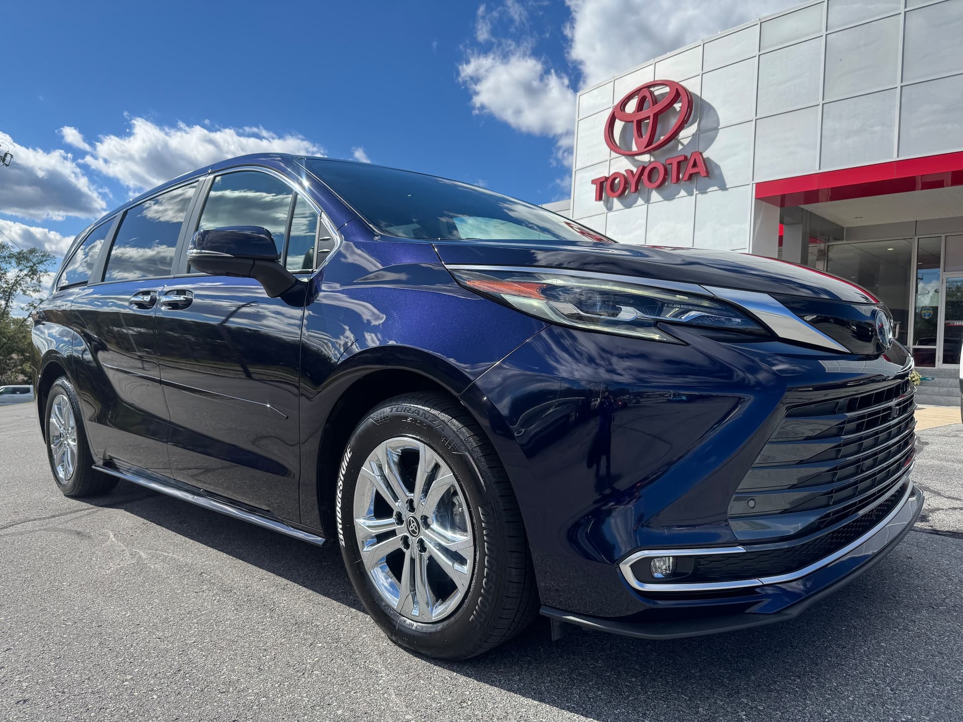 2024 Toyota Sienna Platinum — photo 1 of 38