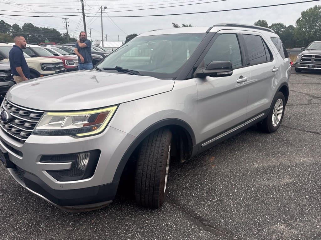 2016 Ford Explorer XLT — photo 1 of 8