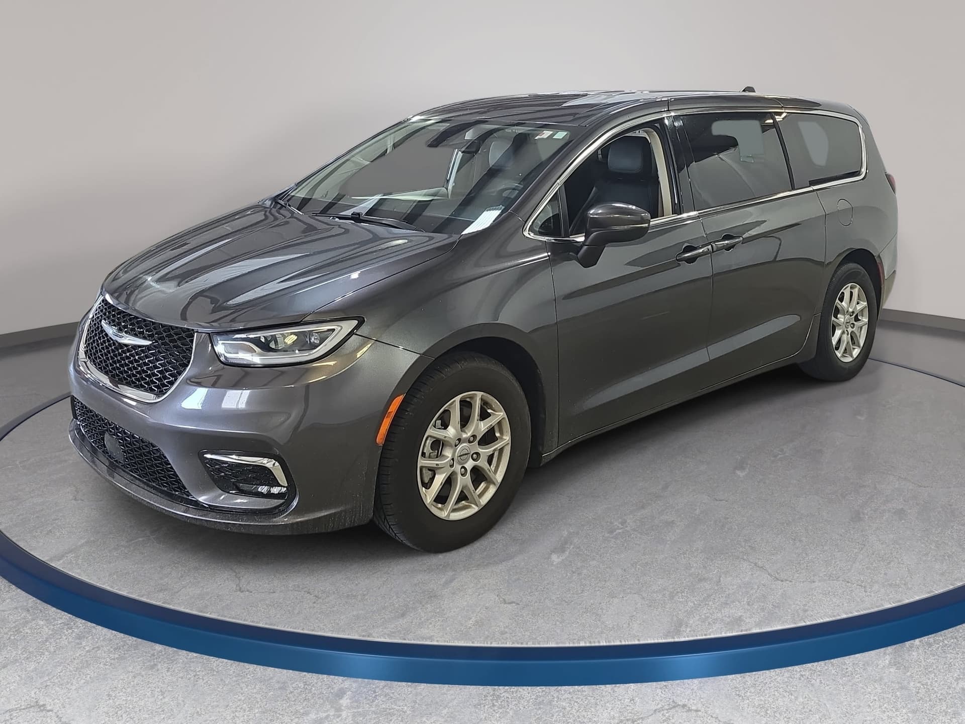 2023 Chrysler Pacifica Touring L — photo 1 of 12