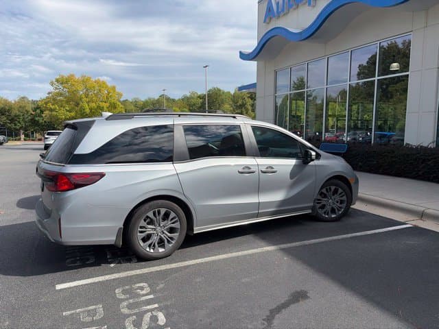 2025 Honda Odyssey Touring — photo 1 of 14