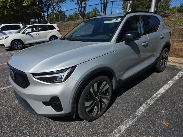 2025 Volvo XC40 Base — photo 1 of 17