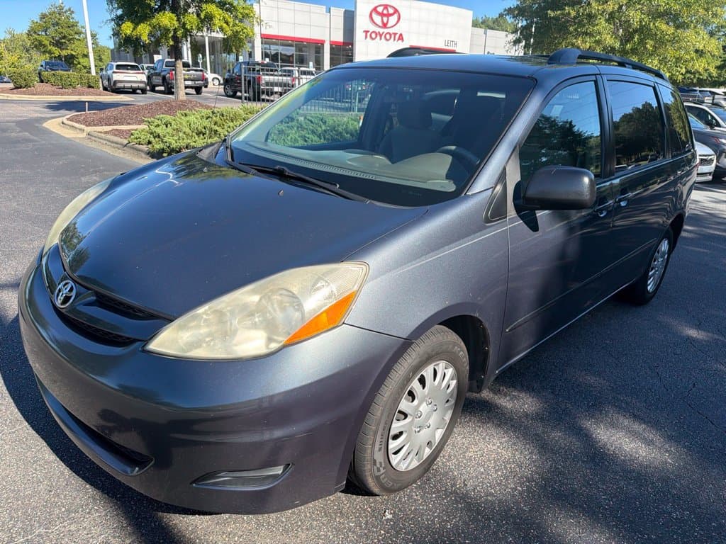 2008 Toyota Sienna Base — photo 1 of 13
