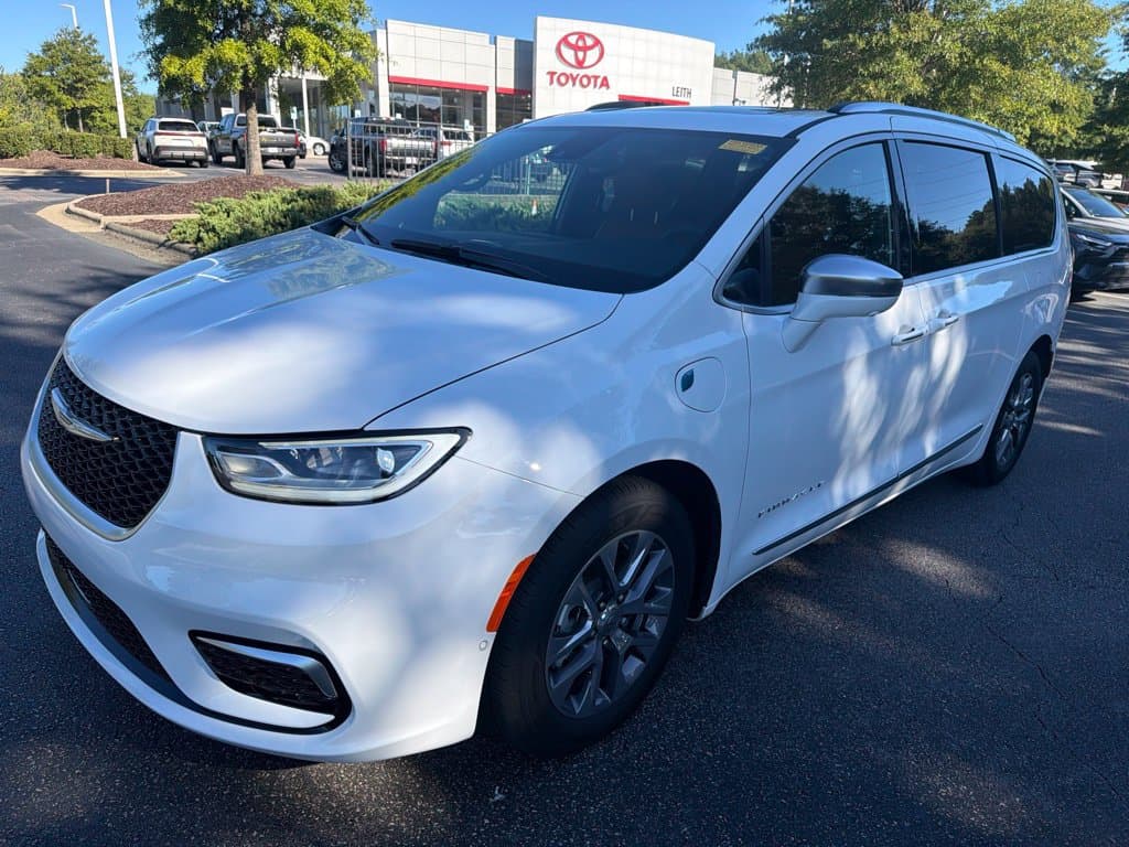 2024 Chrysler Pacifica Hybrid Pinnacle — photo 1 of 16