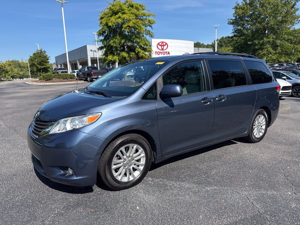 2013 Toyota Sienna XLE — photo 1 of 14