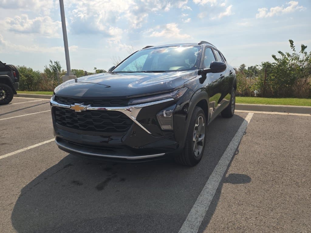 2025 Chevrolet Trax LT — photo 1 of 6