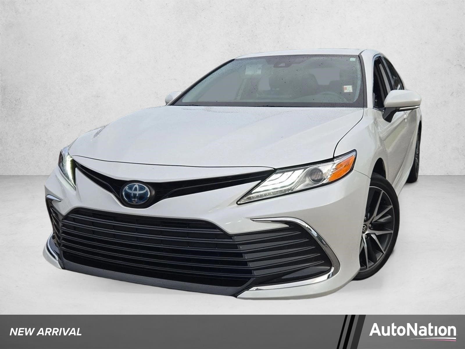 2024 Toyota Camry Hybrid XLE — photo 1 of 15