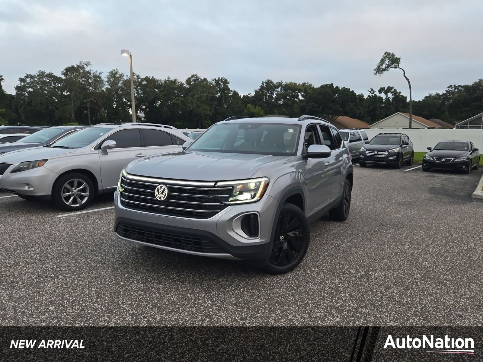 2024 Volkswagen Atlas 2.0T SE w/Technology — photo 1 of 15
