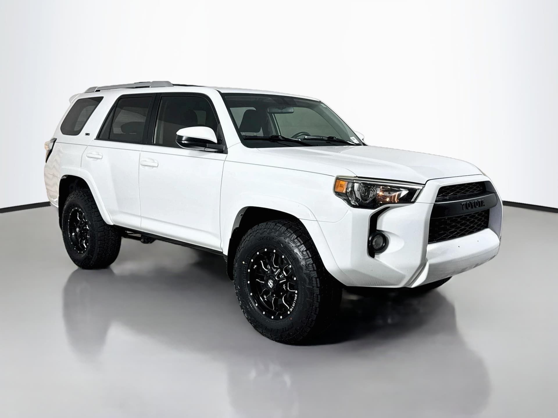 2017 Toyota 4Runner SR5 — photo 1 of 38
