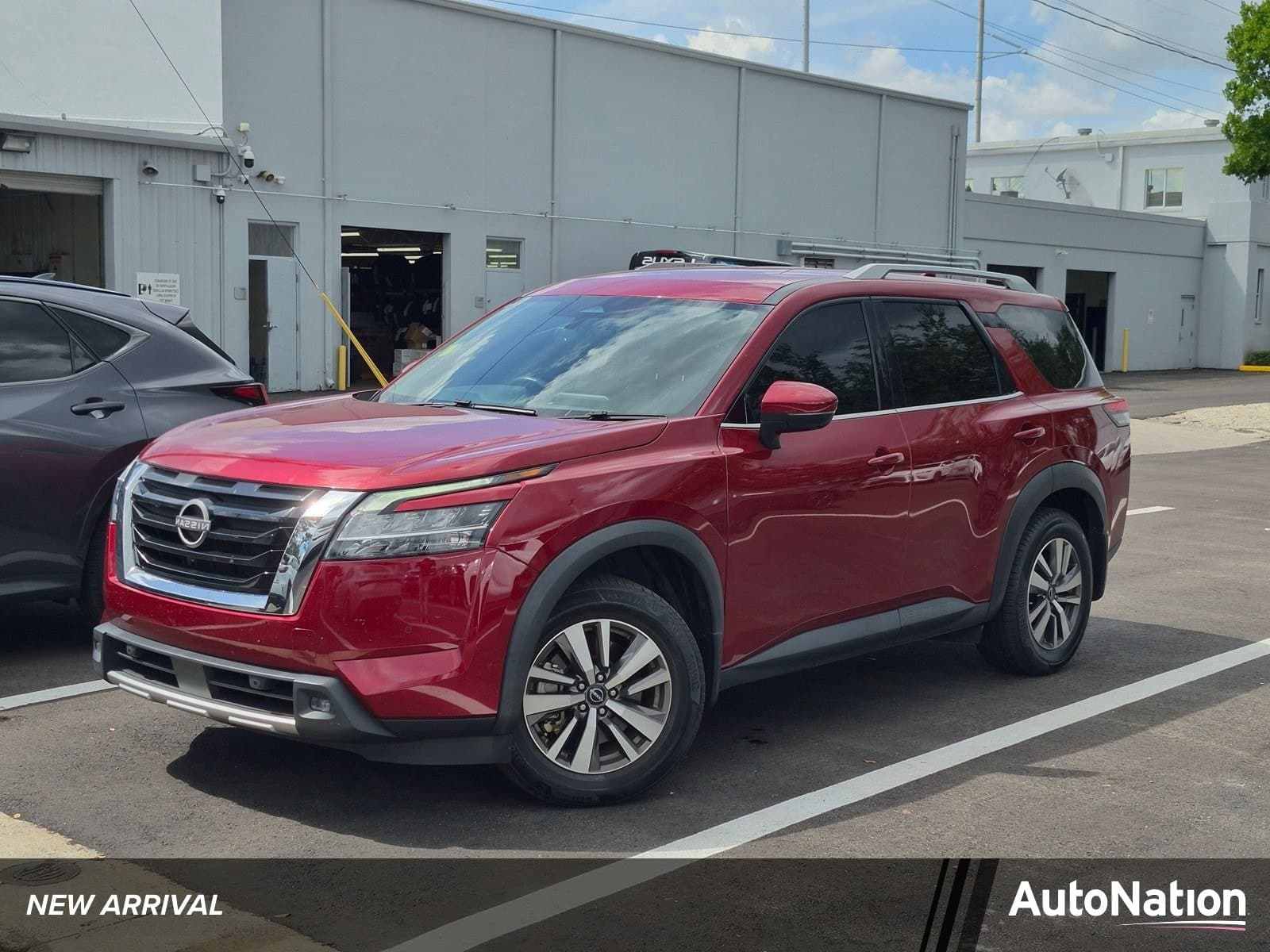 2022 Nissan Pathfinder SL — photo 1 of 15