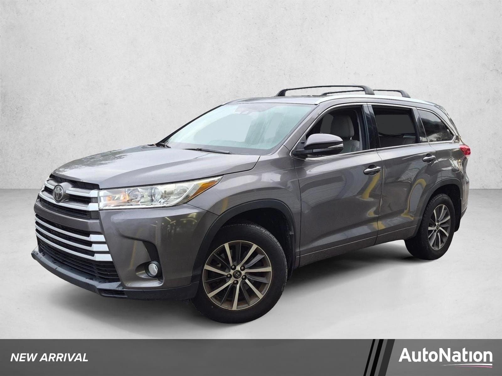 2017 Toyota Highlander Base — photo 1 of 15