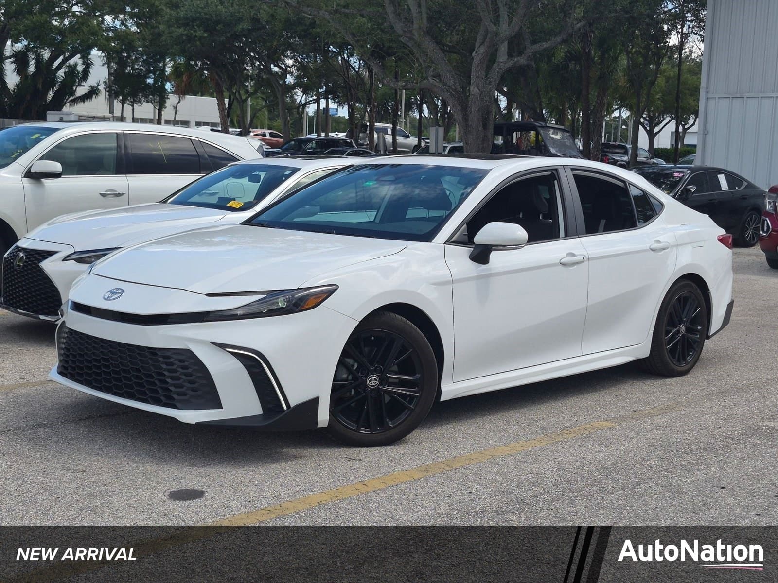 2025 Toyota Camry SE — photo 1 of 16