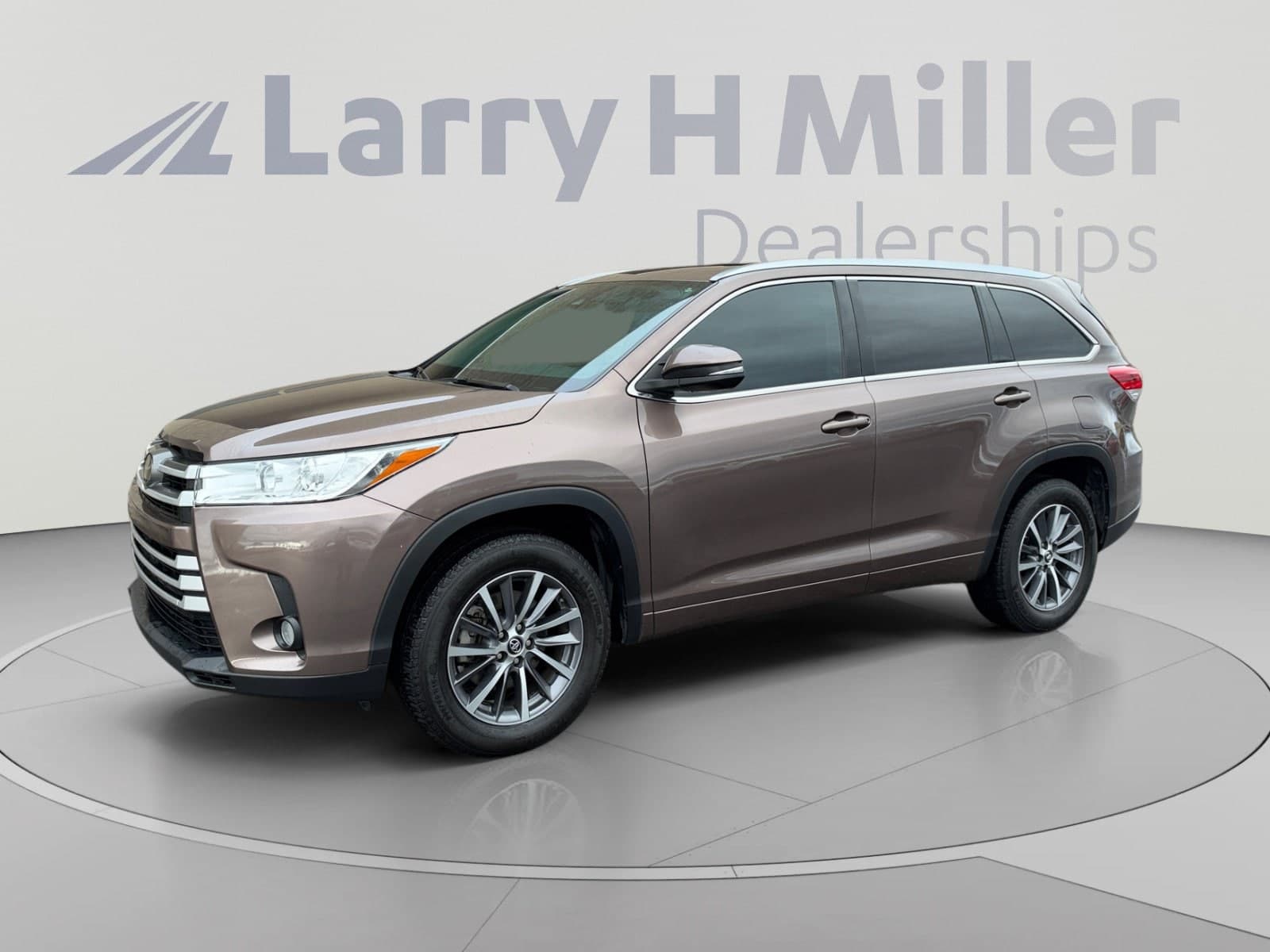 2018 Toyota Highlander SE — photo 1 of 34