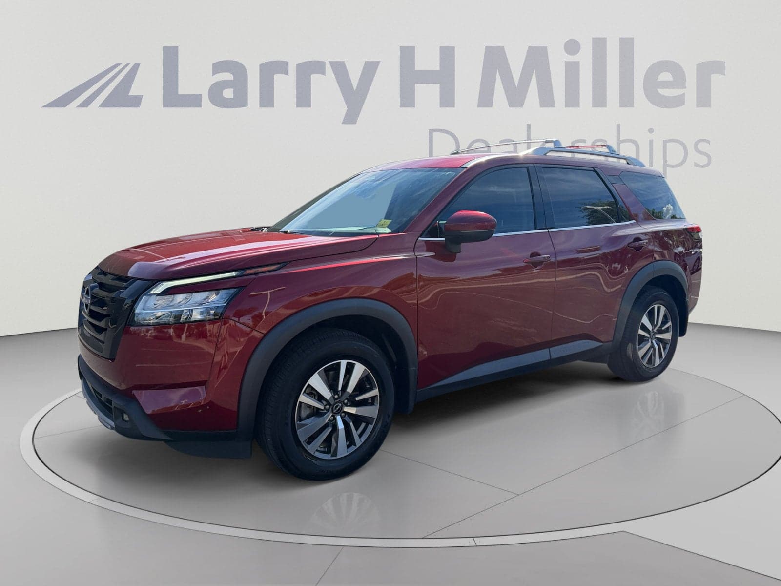2023 Nissan Pathfinder SL — photo 1 of 5