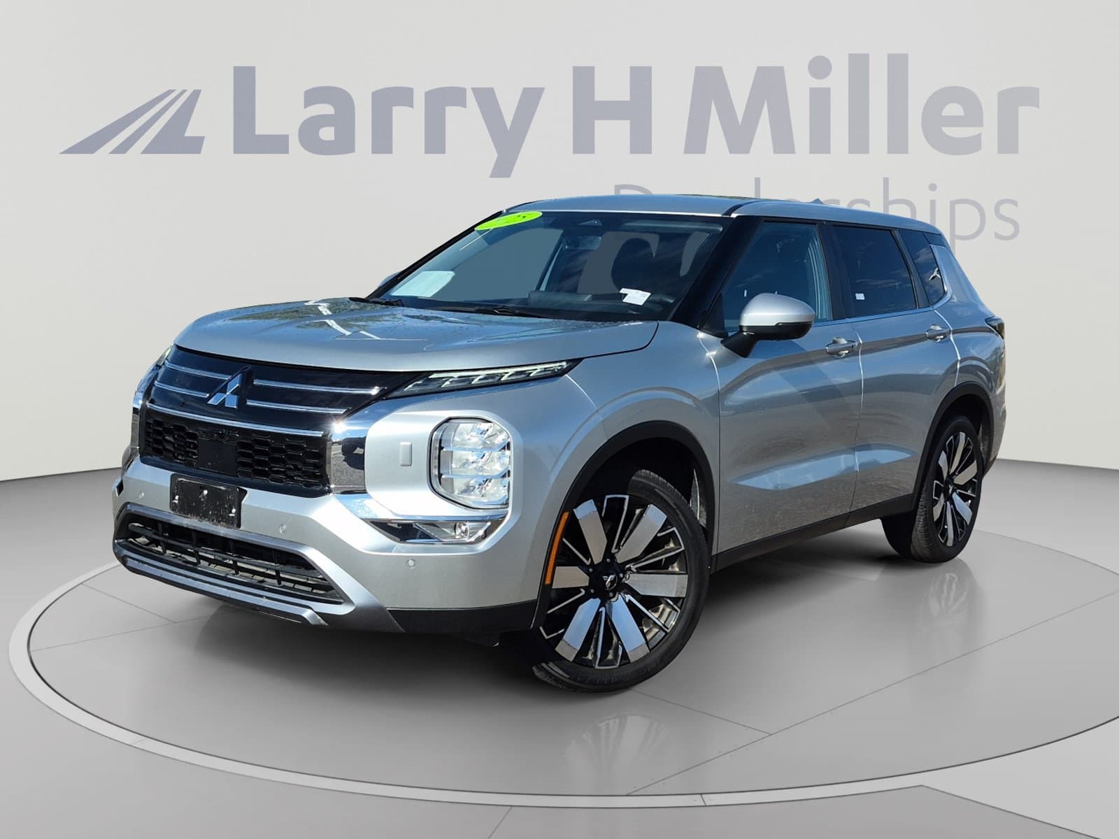 2025 Mitsubishi Outlander SE — photo 1 of 34