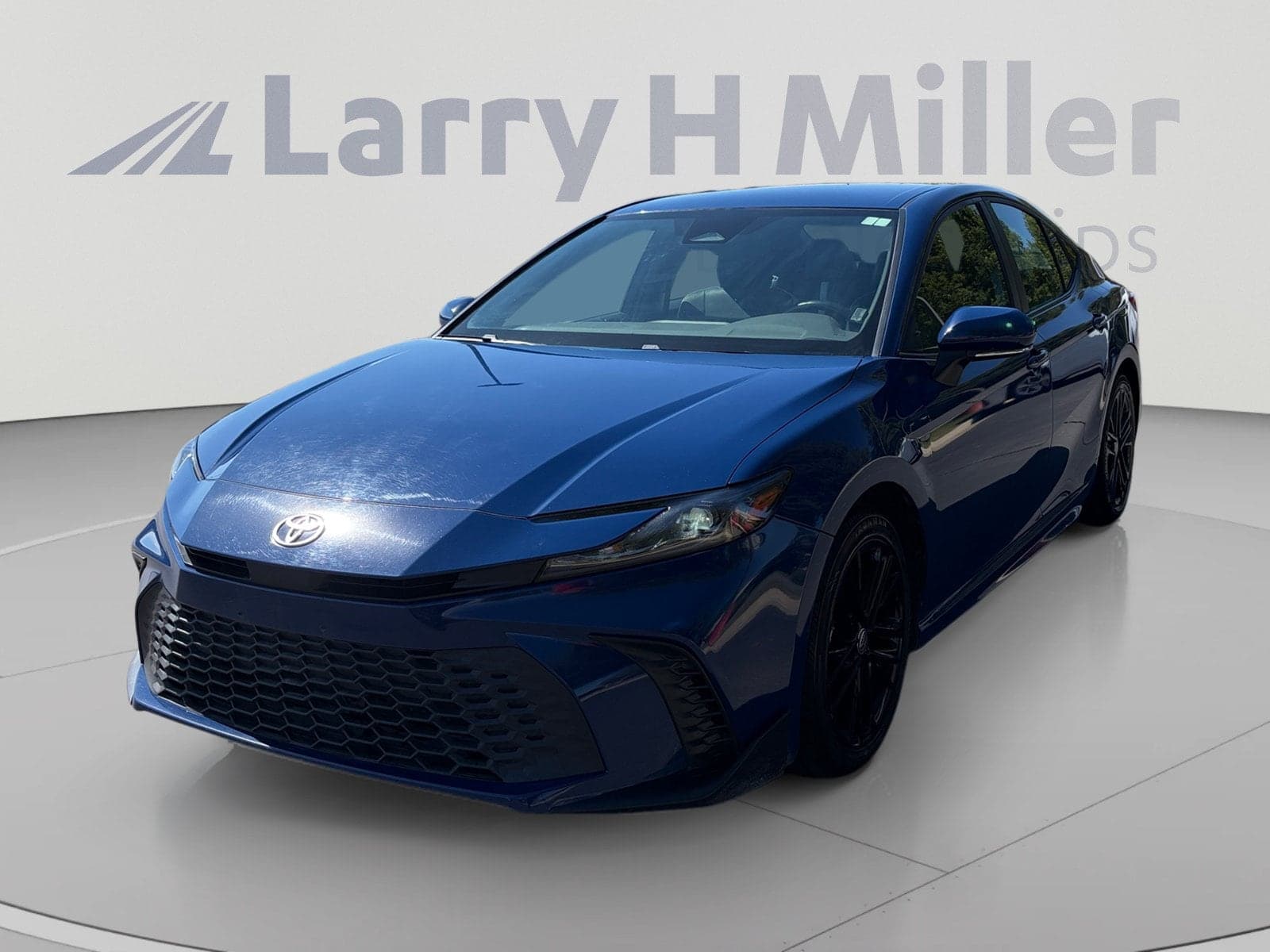 2025 Toyota Camry SE — photo 1 of 33