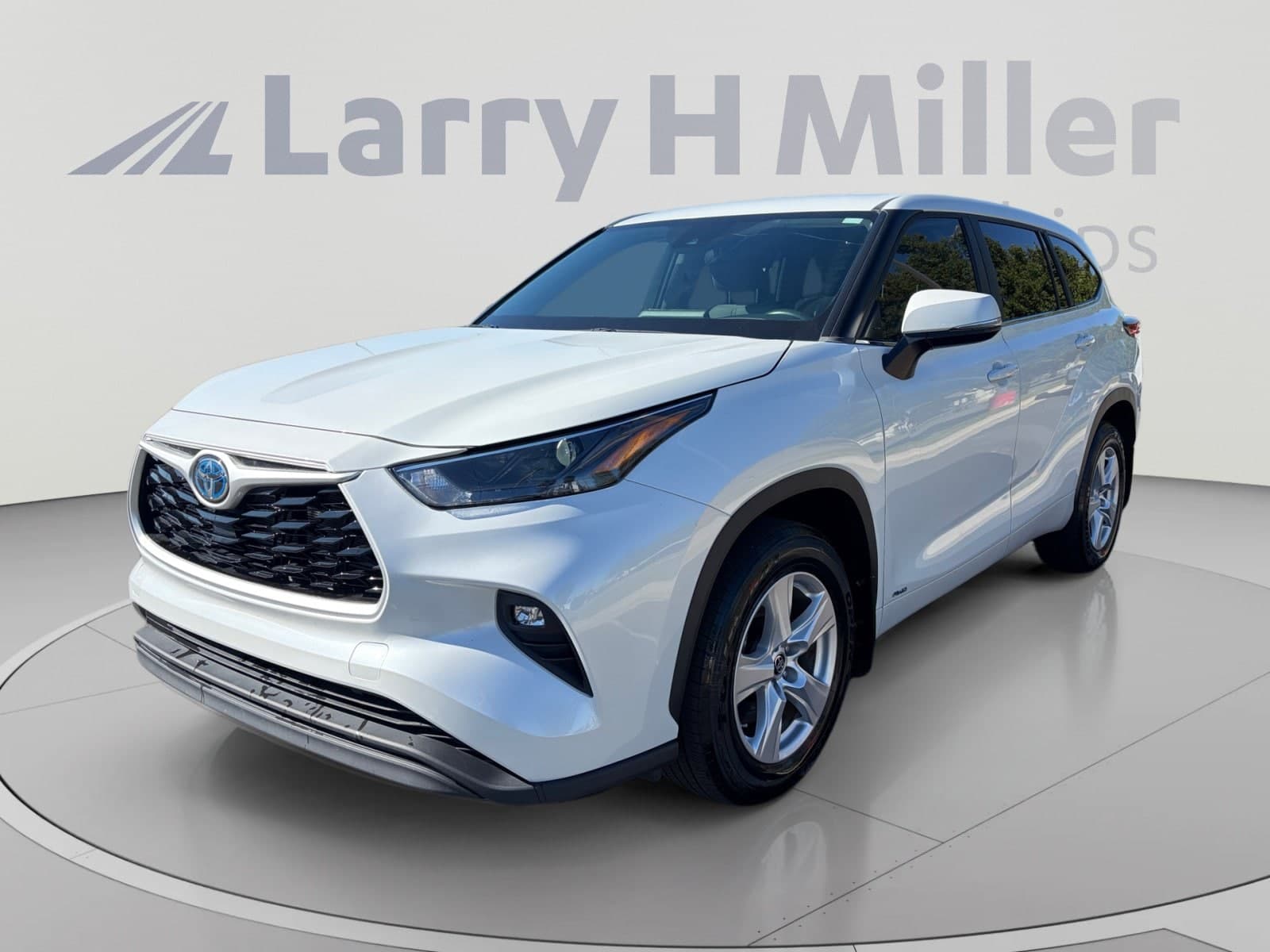 2023 Toyota Highlander LE — photo 1 of 34