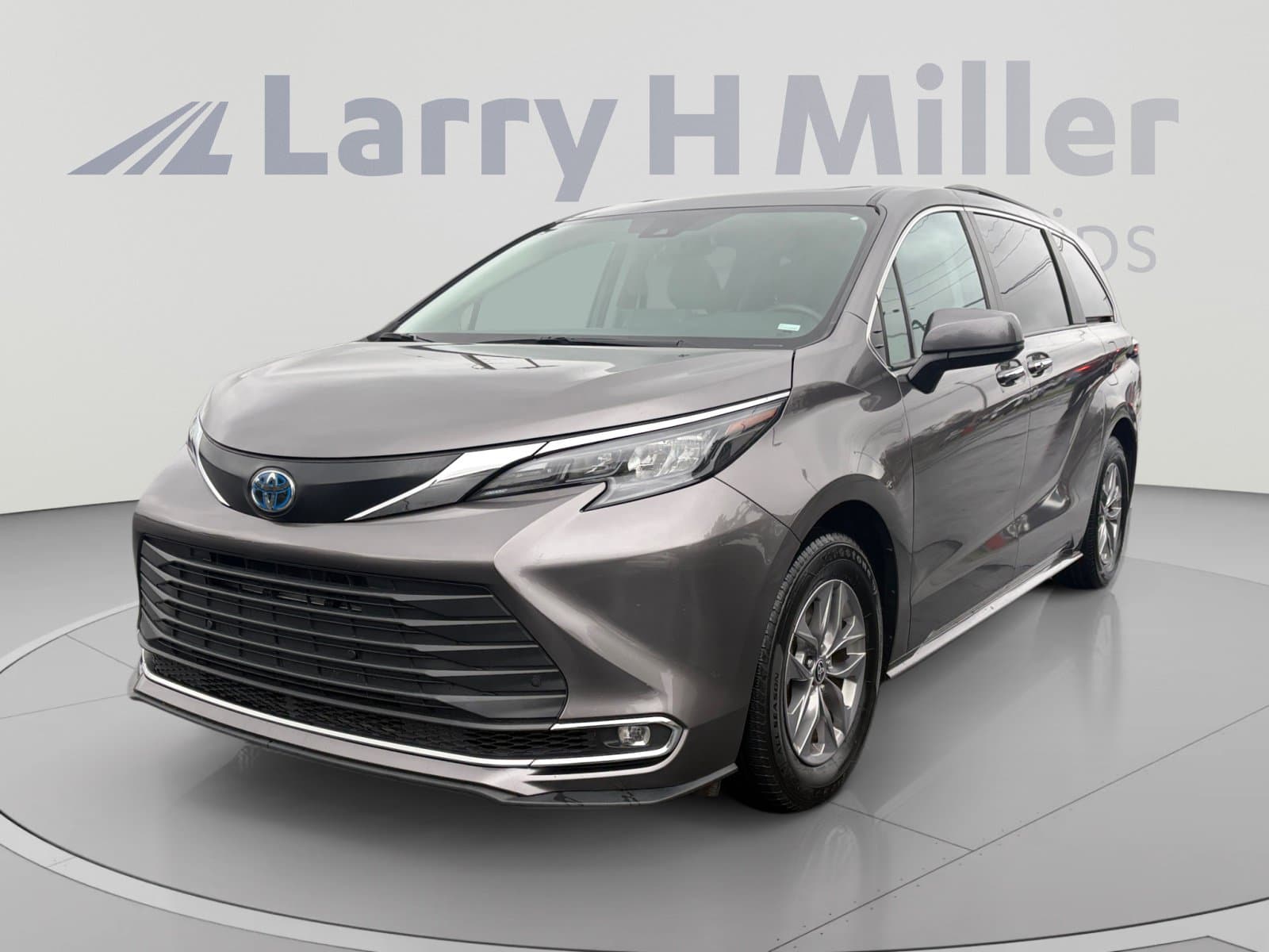 2024 Toyota Sienna XLE — photo 1 of 32