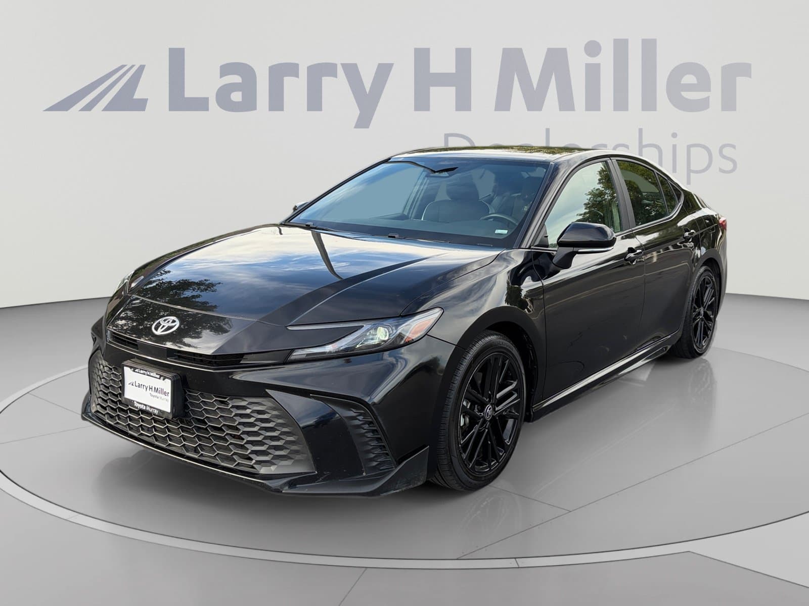 2025 Toyota Camry SE — photo 1 of 33