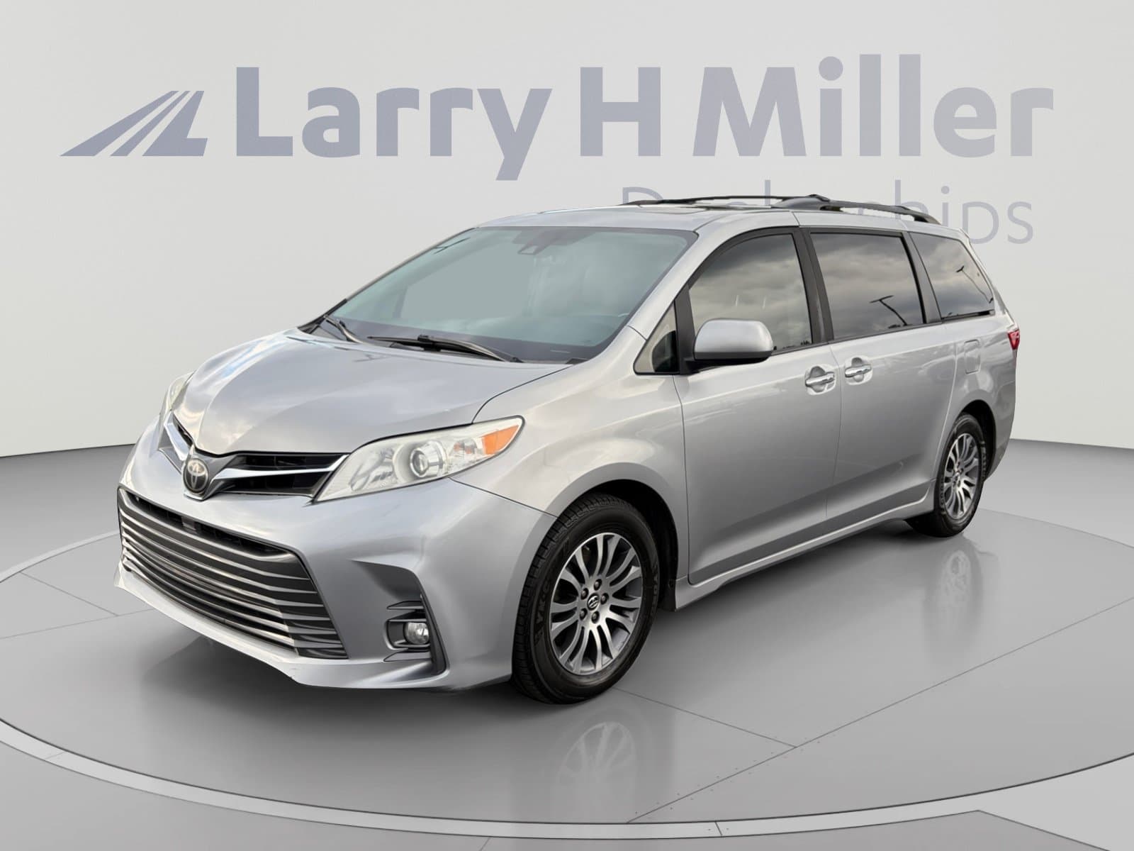 2018 Toyota Sienna XLE — photo 1 of 33