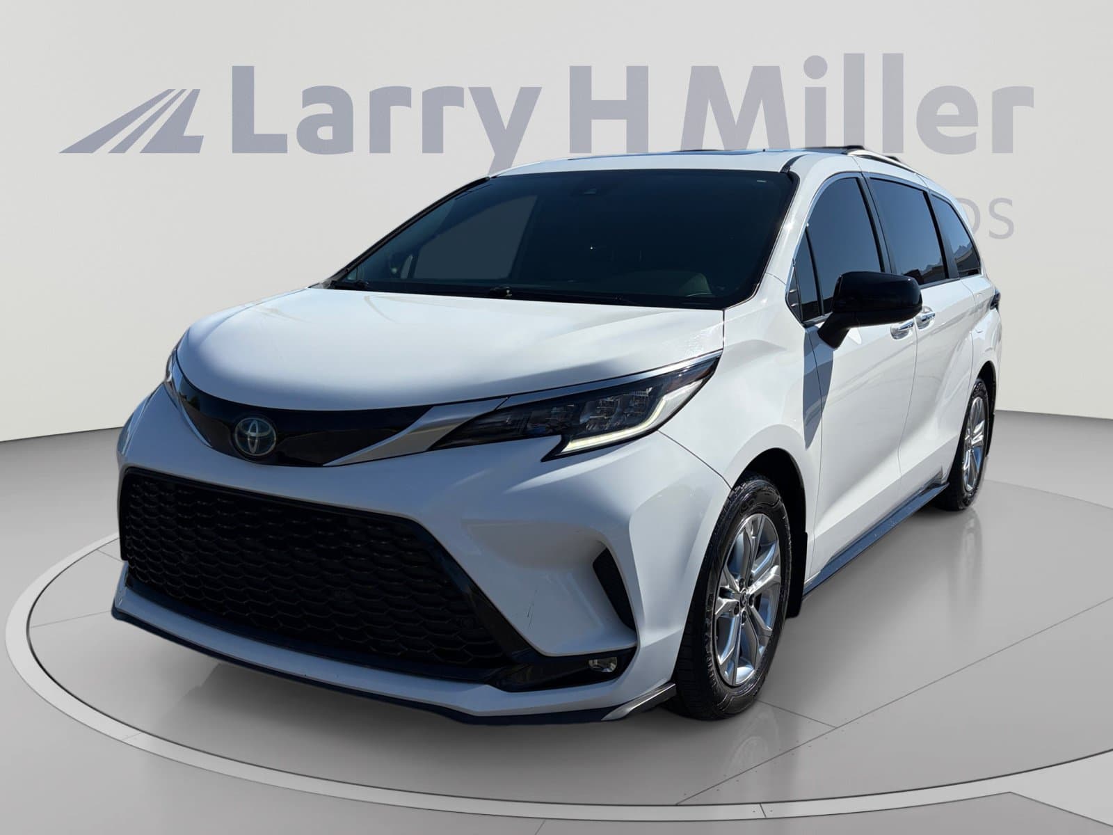2022 Toyota Sienna XSE — photo 1 of 33