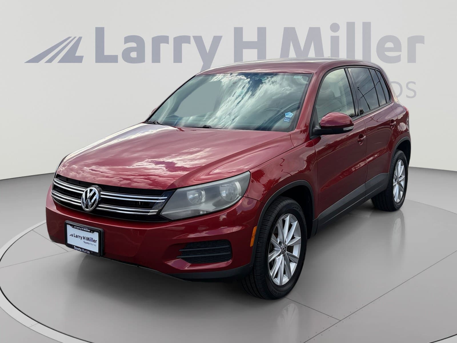 2014 Volkswagen Tiguan SE — photo 1 of 31