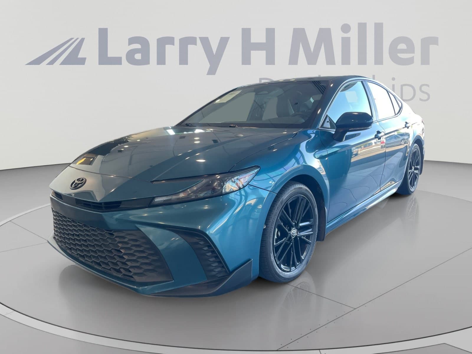 2025 Toyota Camry LE — photo 1 of 33