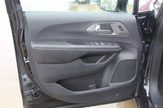 2027 Chrysler Pacifica Select — photo 1 of 34