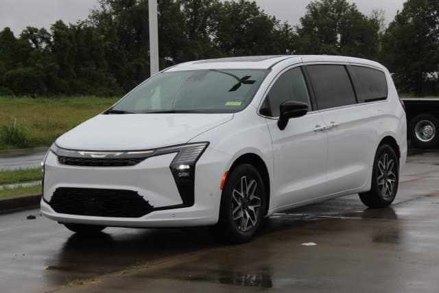2027 Chrysler Pacifica Limited — photo 1 of 37