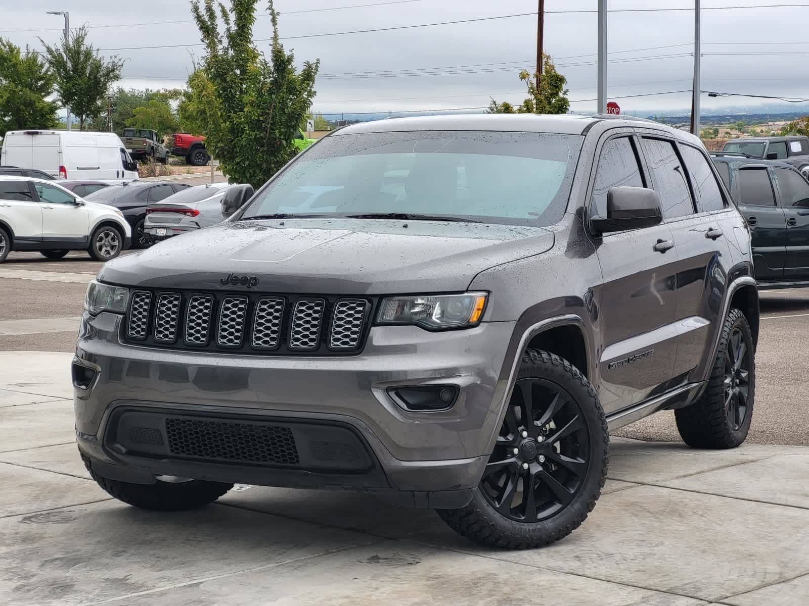 2017 Jeep Grand Cherokee Laredo — photo 1 of 30