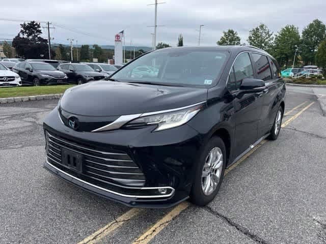2023 Toyota Sienna Limited — photo 1 of 9