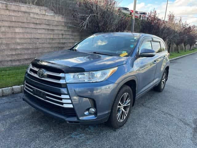 2017 Toyota Highlander Base — photo 1 of 9