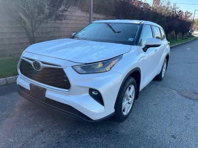 2023 Toyota Highlander LE — photo 1 of 9