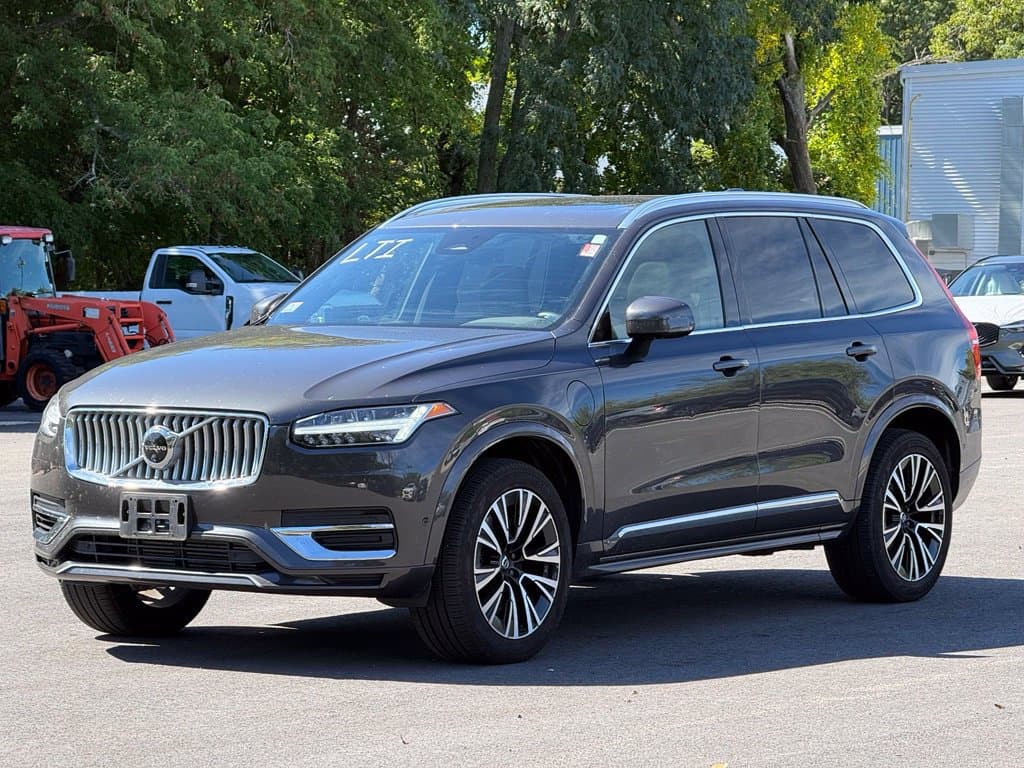 2025 Volvo XC90 Plug-In Hybrid Plus — photo 1 of 17