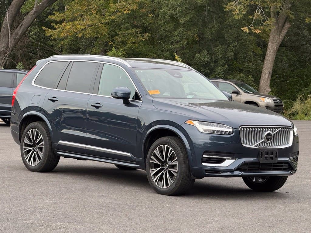 2025 Volvo XC90 Plug-In Hybrid Base — photo 1 of 17