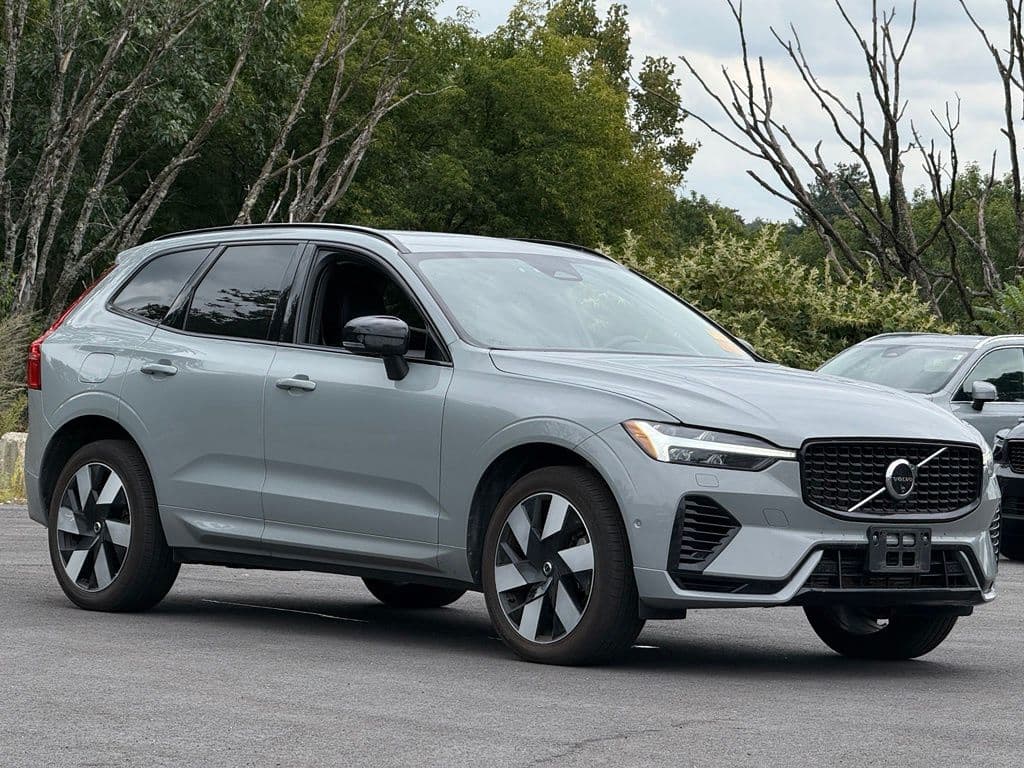 2025 Volvo XC60 Plug-In Hybrid Ultra — photo 1 of 13
