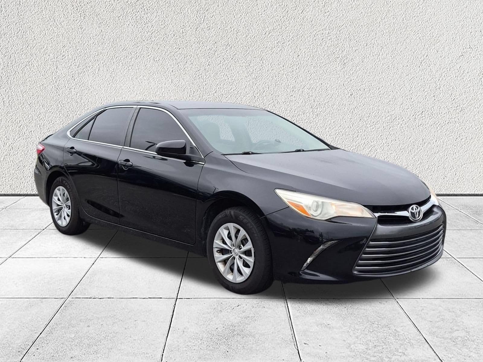 2016 Toyota Camry LE — photo 1 of 10