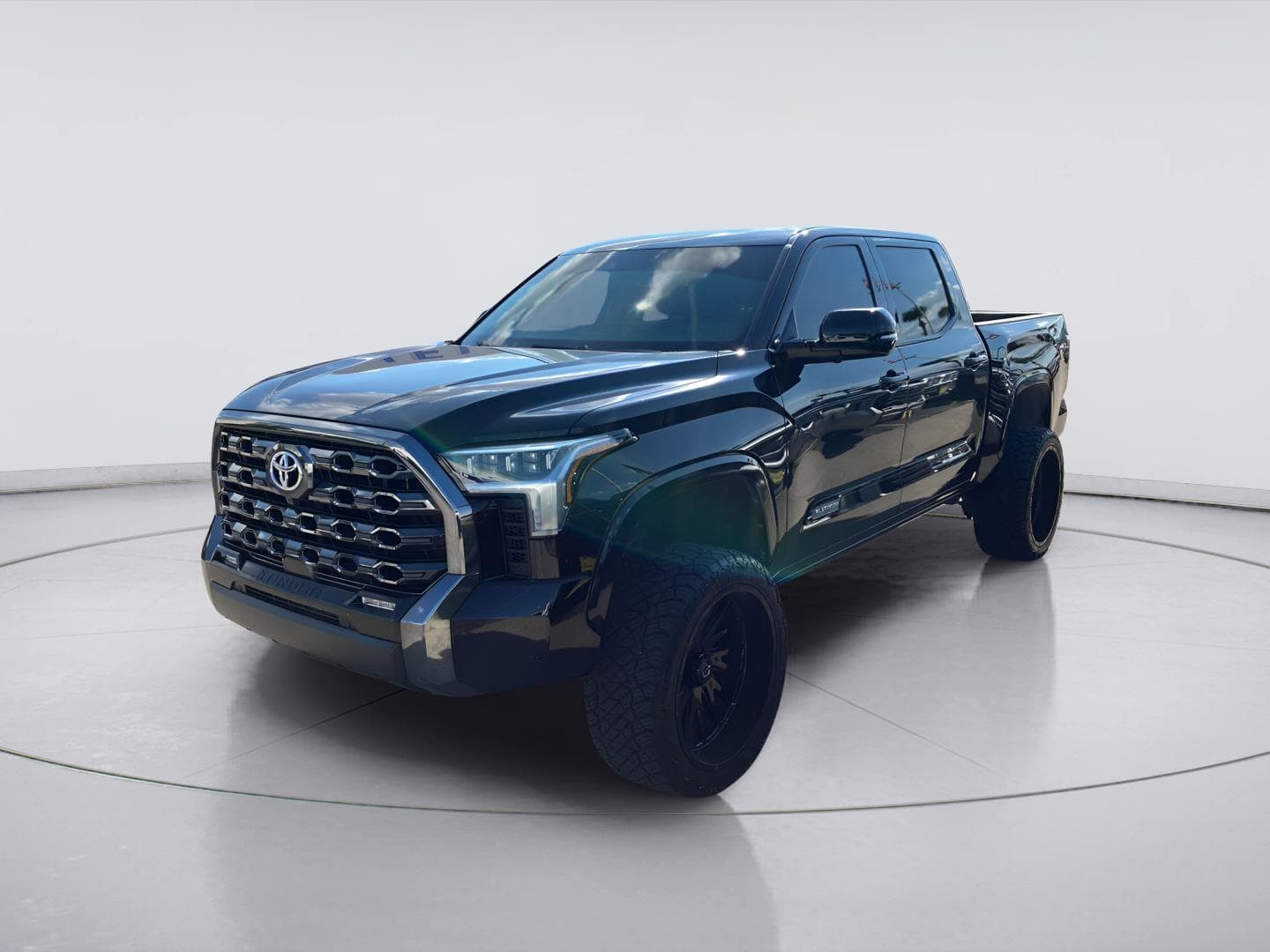 2023 Toyota Tundra 4WD Platinum — photo 1 of 9