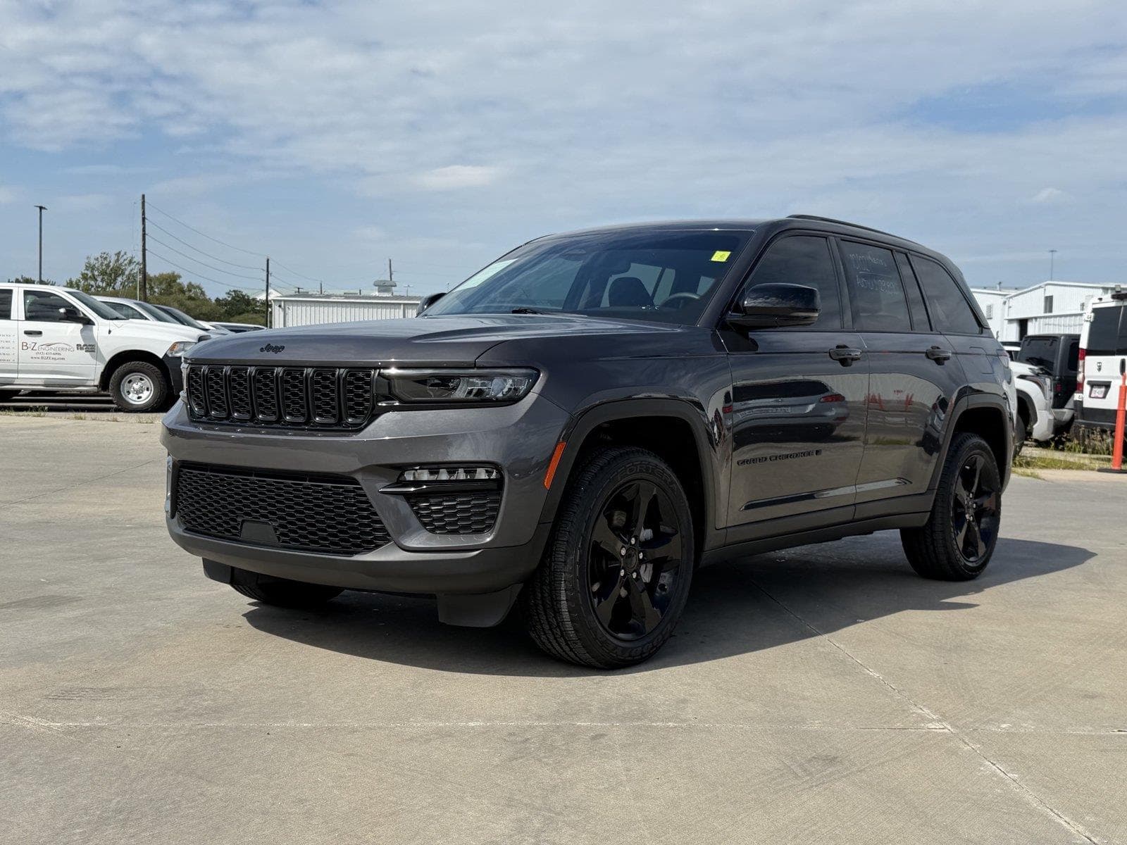 2023 Jeep Grand Cherokee Limited — photo 1 of 30