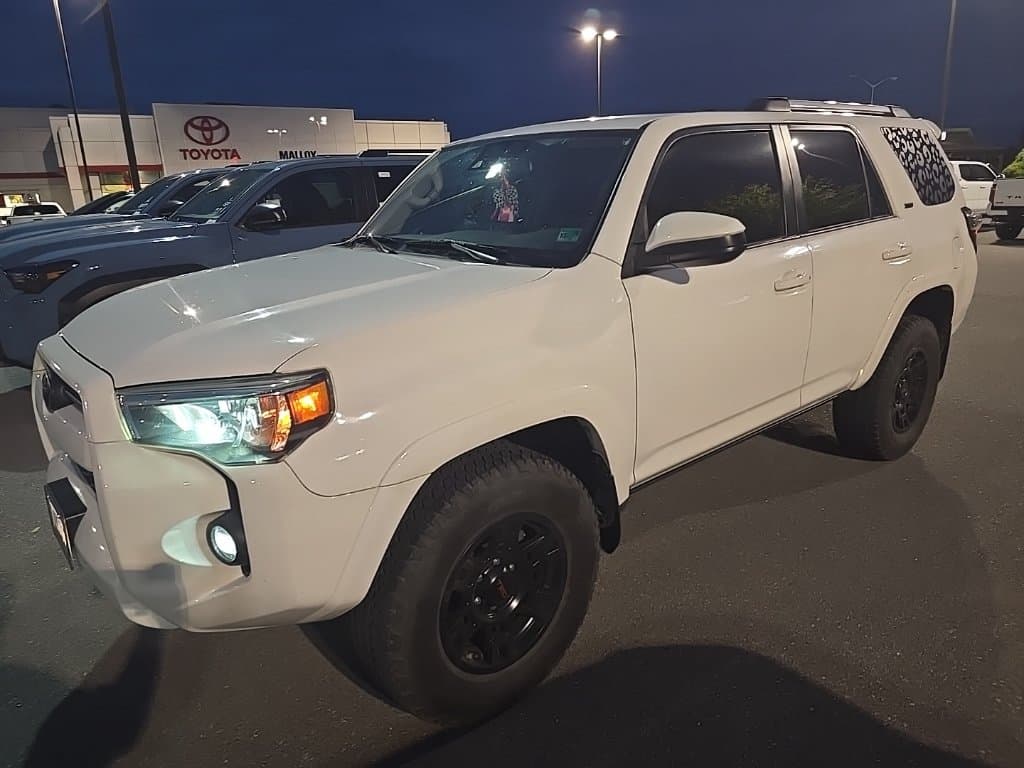 2021 Toyota 4Runner SR5 — photo 1 of 4