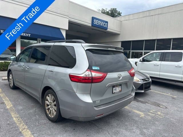 2016 Toyota Sienna XLE — photo 1 of 2