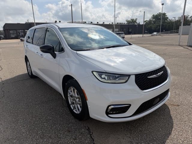 2025 Chrysler Pacifica Select — photo 1 of 14