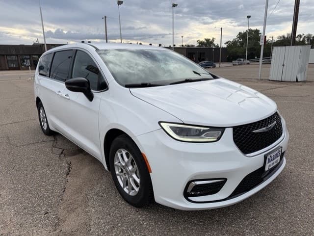 2025 Chrysler Pacifica Select — photo 1 of 14