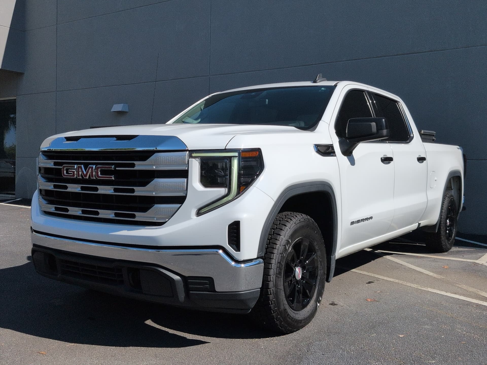 2022 GMC Sierra 1500 SLE — photo 1 of 35
