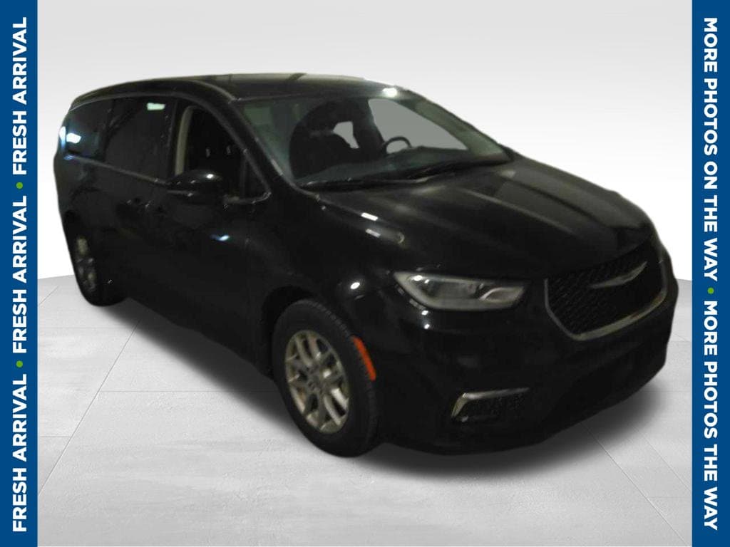 2024 Chrysler Pacifica Touring L — photo 1 of 2