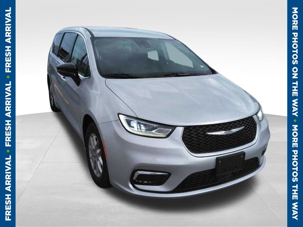 2024 Chrysler Pacifica Touring L — photo 1 of 5